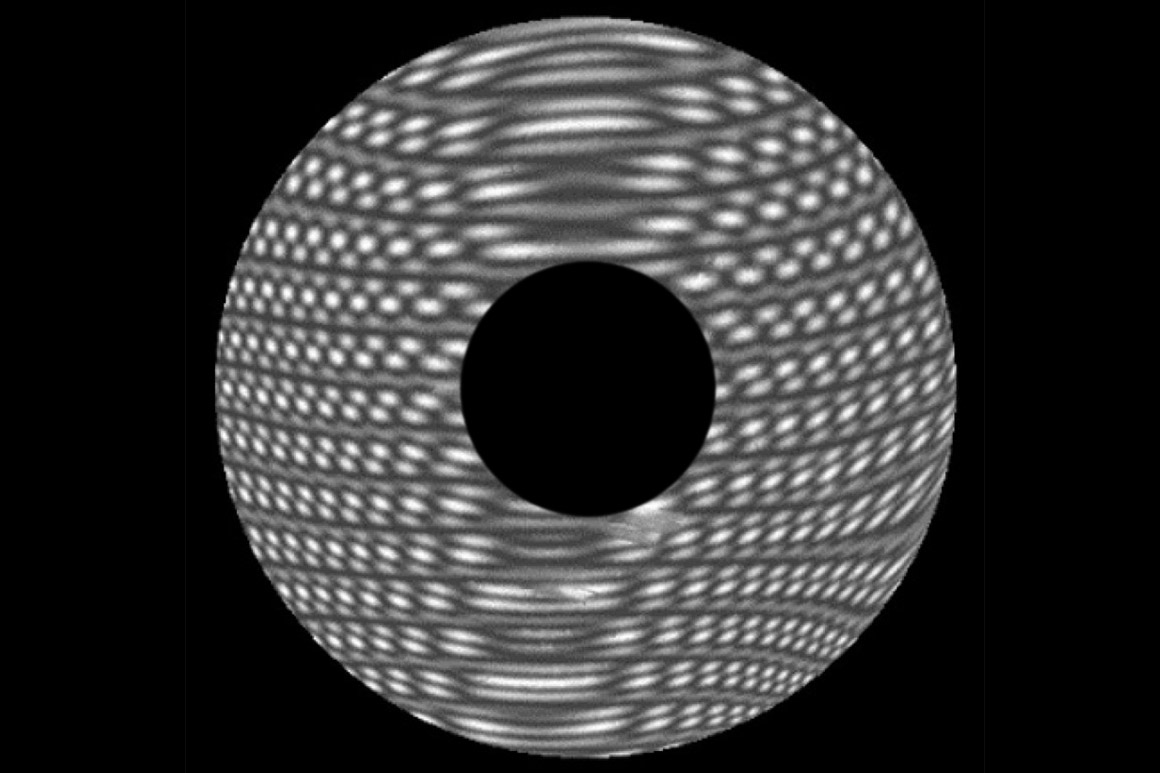 多次重叠的条纹图案